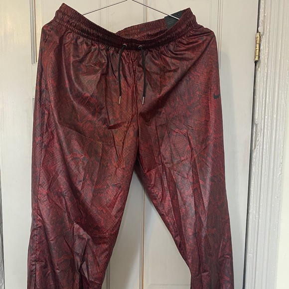 Nike Red snake skin jogger - Picture 3 of 4